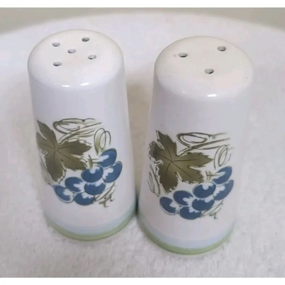 HARMONY HOUSE BLUE GRAPES Ironstone Cute Vintage Salt & Pepper Shaker Set